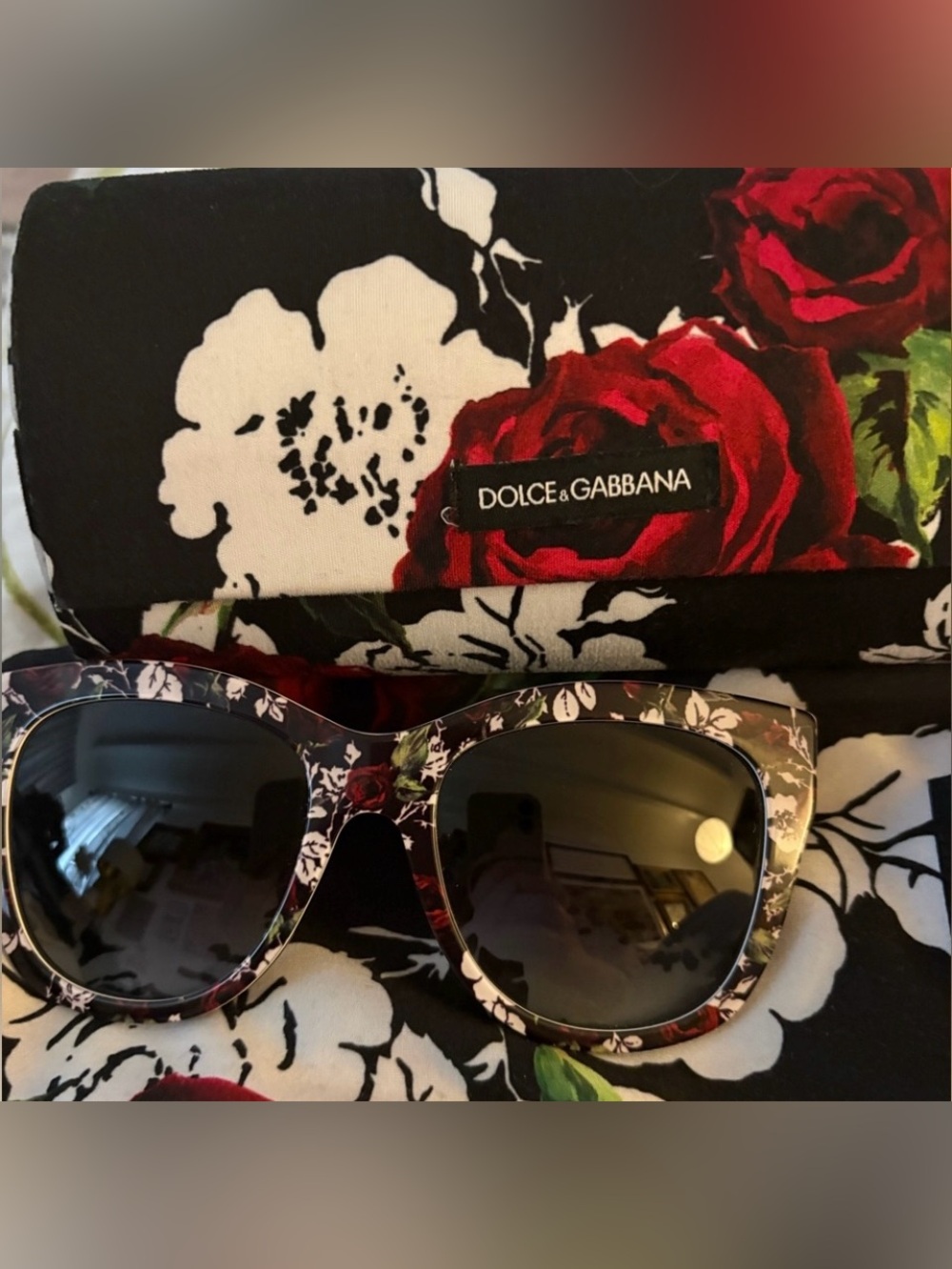 Dolce &
Gabbana sunglasses
Brocade print